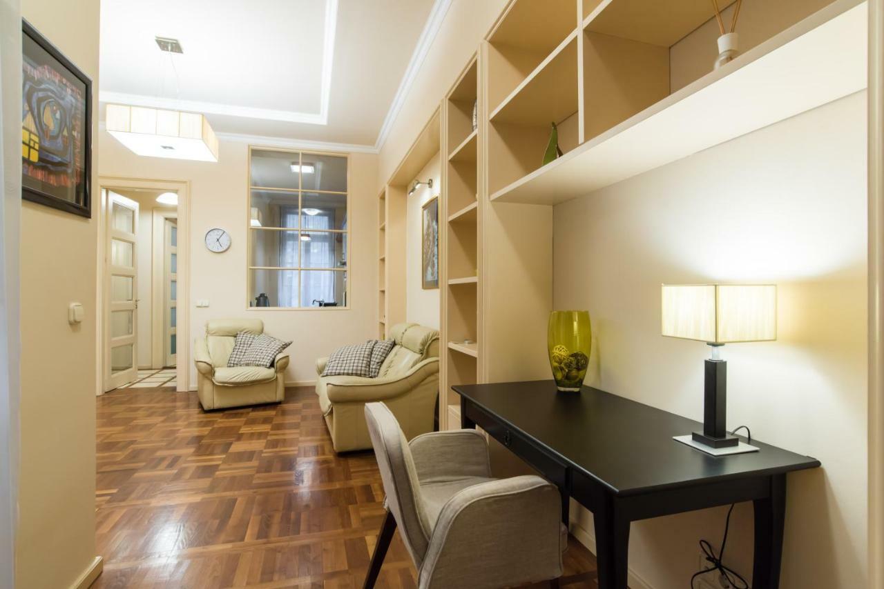 Stollar Business Style At Parliament Apartment *