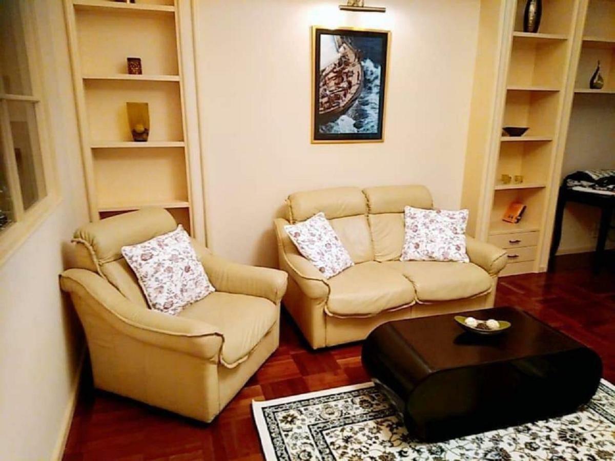 Stollar Business Style At Parliament Apartment