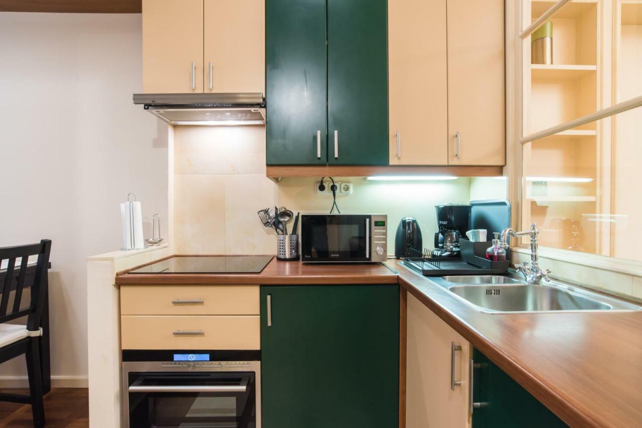 Stollar Business Style At Parliament Apartment