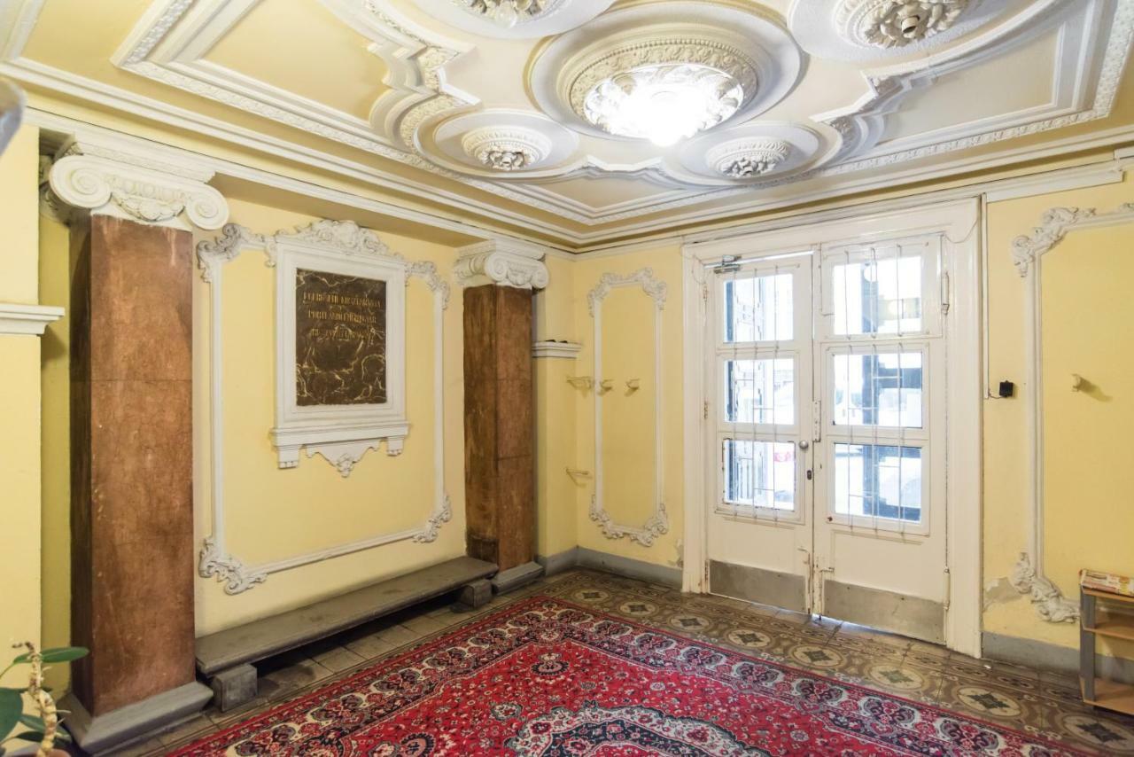 Stollar Business Style At Parliament Apartment *