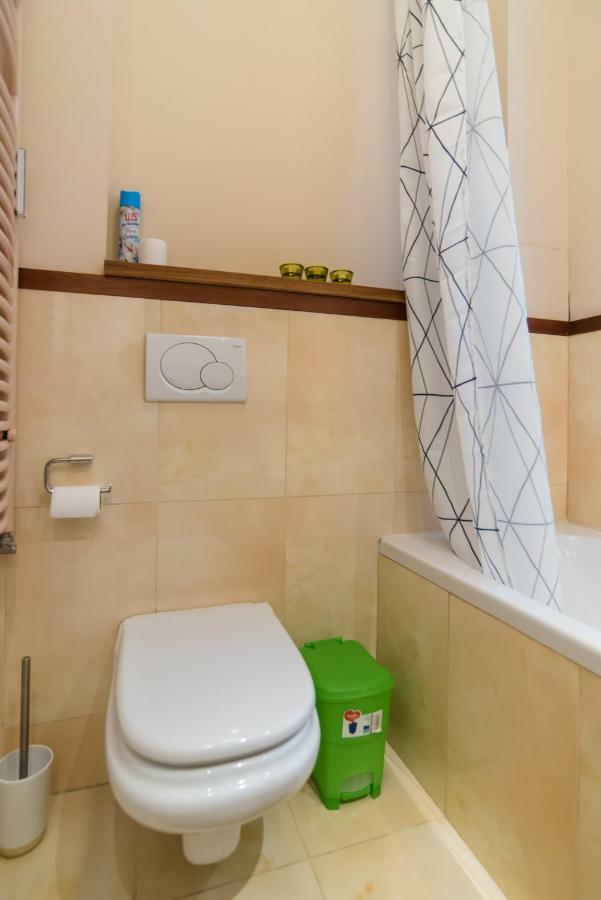Stollar Business Style At Parliament Apartment