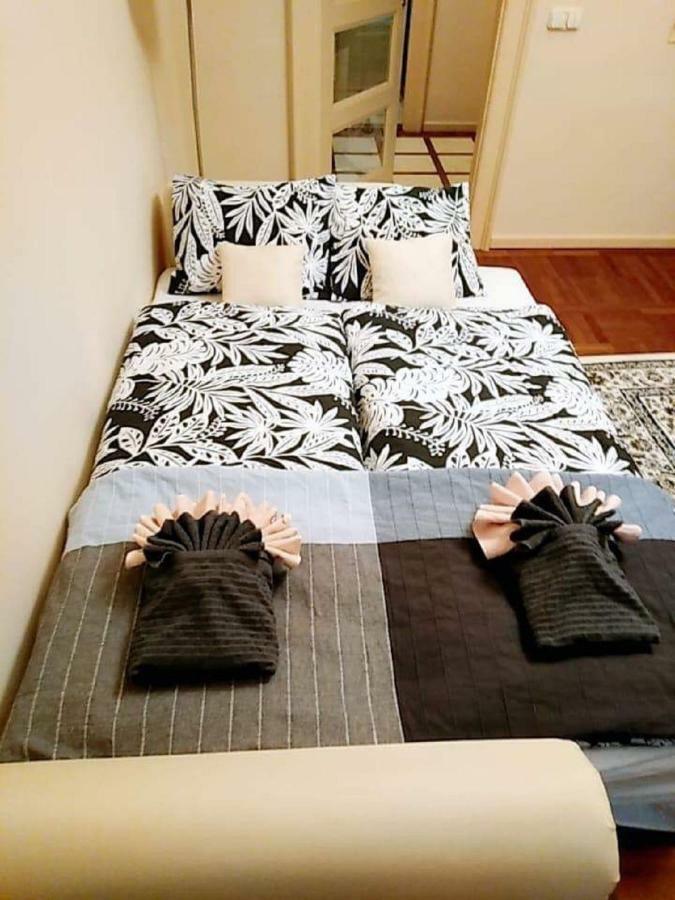 Stollar Business Style At Parliament Apartment *