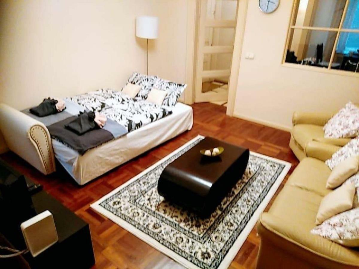 Stollar Business Style At Parliament Apartment
